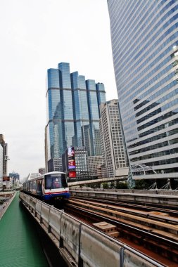 Bangkok, Tayland - 3 Aralık 2016 - Chong Nonsi paraşüt köprüsü ve Chong Nonsi istasyonundaki BTS hava treni