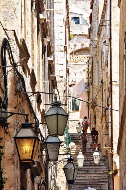 Dubrovnik-Neretva County, Dalmaçya bölgesi, Hırvatistan - 26 Haziran 2017 - Dubrovnik tarzında binanın girişinde asılı açık tabela fener