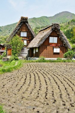 Gifu Valiliği, Shirakawa, Japonya - 9 Mayıs 2009 - Japonya 'daki UNESCO dünya mirası sahalarında geleneksel ev tarzına sahip tarihi Shirakawago köyü