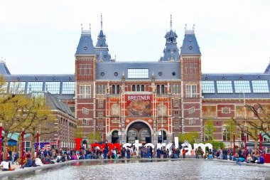Amsterdam, Hollanda - 05 Mayıs 2016 - Amsterdam 'da Ulusal Devlet Müzesi (Rijksmuseum) önündeki şehir hayatı