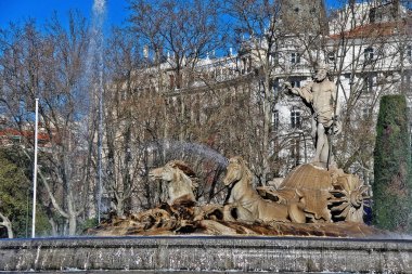 Neptün Çeşmesi (Fuente de Neptuno), Paseo del Prado (Prado Bulvarı), Madrid, İspanya 'da bulunan Yunan tanrı Neptün' ü temsil eden çeşme..