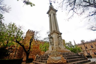 Lorenzo Coullaut Valera 'nın 1918' de yaptığı, Sevilla (Sevilla), Endülüs (Güney İspanya) Plaza del Triunfo 'daki belediye binasının önündeki 