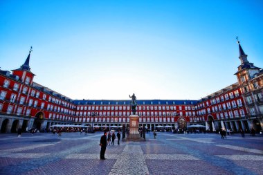 Madrid, İspanya - 16 Mart 2017 - Plaza Mayor (Main Square), Madrid 'in merkezinde Plaza' ya bakan 237 balkonlu üç katlı binalarla çevrili bir meydan..
