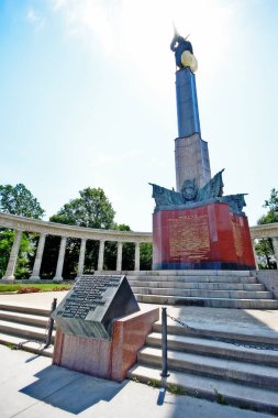 Sovyet Savaş Anıtı (Kızıl Ordu Kahramanları Anıtı), Schwarzenbergplatz'da bir Kızıl Ordu Askerinin on iki metrelik figürünü çevreleyen yarı dairesel beyaz mermer sütunlar, Viyana, Avusturya