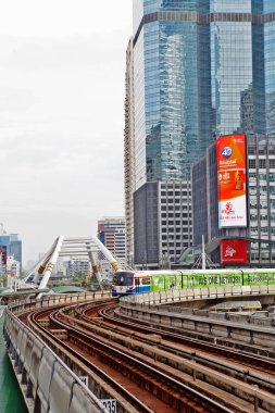 Bangkok, Tayland - 3 Aralık 2016 - Chong Nonsi paraşüt köprüsü ve Chong Nonsi istasyonundaki BTS hava treni