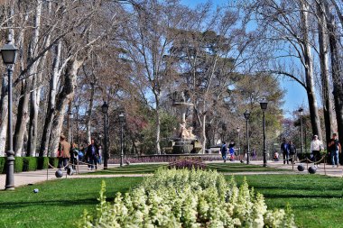 Madrid, İspanya - 16 Mart 2017 - Madrid 'in en büyük parklarından biri olan Buen Retiro Parkı' nın (Parque del Buen Retiro, El Retiro) Nikaragua kavşağındaki Fuente de los Galpagos.
