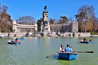 Madrid, İspanya - 16 Mart 2017 - Buen Retiro Parkı 'nın (Parque del Buen Retiro) merkezine yakın yapay göl 
