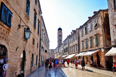Dubrovnik, Hırvatistan - 26 Haziran 2017 - Stradun veya Placa (Stradone veya Corso), kireçtaşı döşeli yaya caddesi, Eski Kent ve ana alışveriş caddesi ve toplanma alanında yaklaşık 300 metre koşuyor