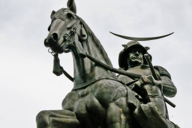 Aoba Dağı,Sendai, Miyagi Ili, Tohoku bölgesi, Japonya'daki Sendai kale parkında (veya Aoba kalesi) Masamune Tarihi Heykeli (Sengoku döneminde Tohoku bölgesinin efendisi)