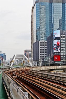 Bangkok, Tayland - 3 Aralık 2016 - Chong Nonsi paraşüt köprüsü ve Chong Nonsi istasyonundaki BTS tren yolu ile Bangkok şehri