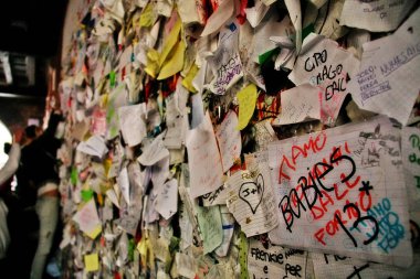 Veneto bölgesi, Verona, İtalya - 20 Mart 2010 - Juliet Capulet 'in evinin duvarına kağıt notlar (Casa Di Giulietta), İnsanlar evi ziyaret eder ve notlara aşk mesajı bırakır.
