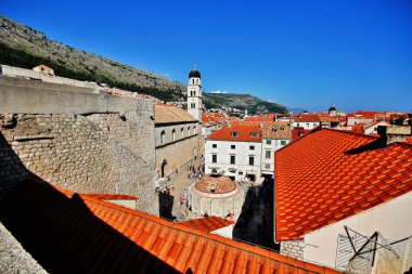Stradun veya Placa (Stradone veya Corso), kireçtaşı döşeli yaya caddesi Eski Şehir ve ana alışveriş caddesi ve Dubrovnik, Hırvatistan toplama alanı ile yaklaşık 300 metre çalışır