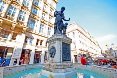 Viyana (Wien), Avusturya (Osterreich) - 24 Haziran 2017 - Graben'in kuzeybatı ucunda Aslan Çeşmesi (Lowenbrunnen) ile Aziz Joseph Heykeli (Josefsbrunnen)