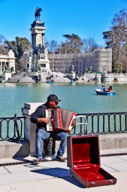 Madrid, İspanya - 16 Mart 2017 - Buen Retiro Parkı 'nın (Parque del Buen Retiro) merkezine yakın yapay göl 