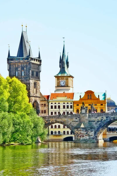Charles Köprüsü (veya Karluv Most), Prag (Praha), Çek Cumhuriyeti (Ceska Republika), Bohemya bölgesindeki Vltava Nehri 'ni (veya Moldau Nehri) geçen ünlü tarihi köprü.