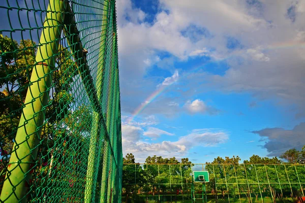 Arco Iris Cielo Sobre Cancha Baloncesto Después Lluvia — Foto de Stock