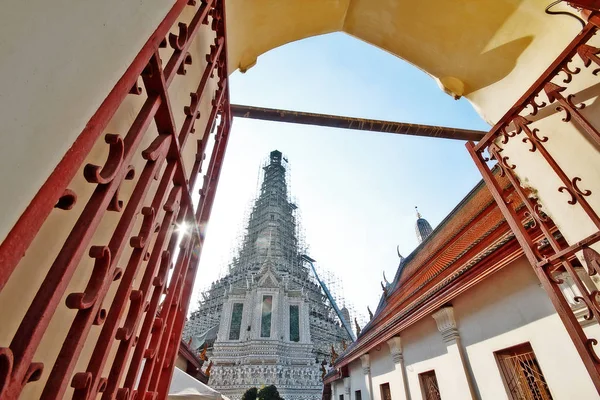 Entrada Arqueada Con Prang Wat Arun Ratchawararam Ratchawaramahawihan Templo Del —  Fotos de Stock