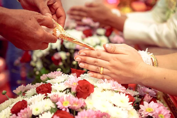 人们倾盆祝福水 让新娘和新郎在订婚仪式上幸福 农塔武里 — 图库照片