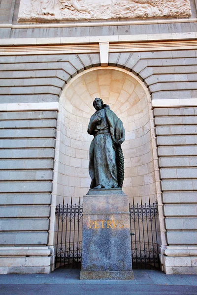 Pomnik Piotra Almudena Cathedral Estatua San Pedro Almudena Cathedral Przy — Zdjęcie stockowe