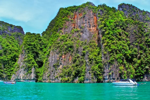 Krabi Tailandia Mayo 2013 Barcos Turísticos Con Montaña Rocosa Bahía Fotos de stock libres de derechos