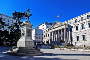 Estatua de Cervantes y la cpsula del tiempo, İspanya Milletvekilleri Kongresi (Congreso de los Diputados) Plaza de las Cortes, Madrid, İspanya.