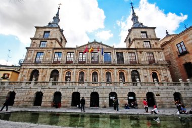 Toledo, Kastilya-La Mancha, İspanya - 12 Mart 2017 - Ayuntamiento de Toledo (Toledo Belediye Binası) Toledo Meydanı 'nda (Plaza del Ayuntamiento Meydanı).