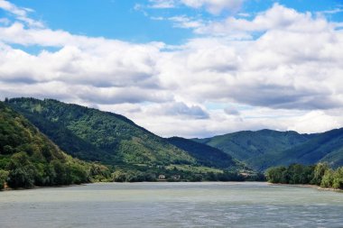 Wachau Vadisi, Aşağı Avusturya'da Melk ve Krems kasabaları arasında yer alan Tuna Nehri tarafından oluşturulan pitoresk bir manzara ile Avusturya vadisi (Osterreich)