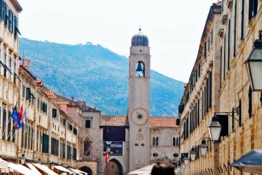Stradun veya Placa (Stradone veya Corso), kireçtaşı döşeli yaya caddesi Eski Şehir ve ana alışveriş caddesi ve Dubrovnik, Hırvatistan toplama alanı ile yaklaşık 300 metre çalışır