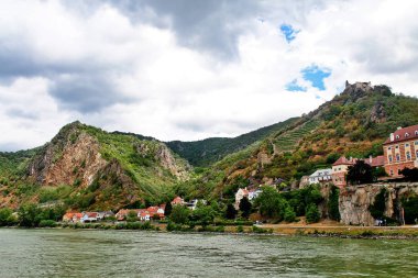Durnstein, Avusturya'nın Aşağı Avusturya eyaletinde, Aşağı Avusturya,Wachau Vadisi'nde (Osterreich) Krems-Land bölgesinde Tuna nehri üzerinde küçük bir kasaba)