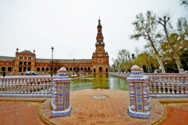 Plaza de Espaa (İspanya Meydanı), 1929, Sevilla (Sevilla), Endülüs, Güney İspanya 'daki Ibero-Amerikan Sergisi için 1928 yılında inşa edilen Mara Luisa Parkında bir plaza.