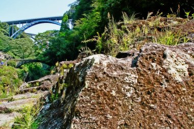 Takachiho Gorge, dar bir uçurum geçit astar neredeyse dik kayalıklar ile Gokase Nehri ile kaya kesiği yavaş volkanik bazalt sütunlar, Takachiho, Miyazaki, Kyushu, Japonya oluşturan oluşur