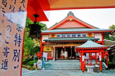 Nobeoka, Miyazaki Prefecture, Kyushu Region, Japonya - 18 Eylül 2009 - Mount Ima Taishi (Budist Aziz) Tapınağı veya İmama Daishi tapınağının (Imayama Hachimangu) iç alanı)