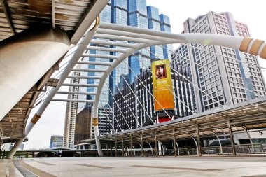 Bangkok, Tayland - 3 Aralık 2016 - Chong Nonsi paraşüt köprüsü ve Chong Nonsi istasyonundaki BTS hava treni