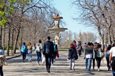 Madrid, İspanya - 16 Mart 2017 - Paseo de Cuba ile Fuente de la Alcachofa Honduras Cumhuriyeti meydanında, Buen Retiro Parkı 'nda (Parque del Buen Retiro).