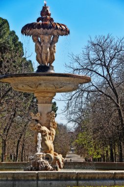 İspanya 'nın başkenti Madrid' in en büyük parklarından biri olan Buen Retiro Parkı 'ndaki (Parque del Buen Retiro) Honduras Cumhuriyeti plazasında Fuente de la Alcachofa bulunmaktadır.