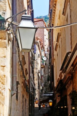 Dubrovnik, Hırvatistan eski kasabasında vintage ev ile dar sokak sahnesi