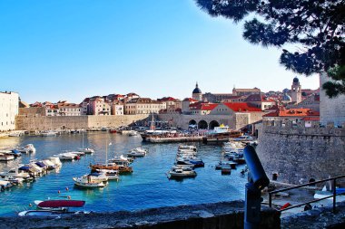 Dubrovnik'in doğu kesimindeki Eski Liman, iki kırılma suları, St. John kalesinin önündeki Porporela ve Hırvatistan'ın liman koyu boyunca dik giden Kae