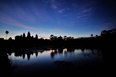 Angkor Wat (Nokor Wat, Capital Temple), Hindu tanrısı Vishnu 'nun tapınağı olarak inşa edilen tapınak kompleksi..
