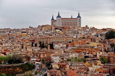 Toledo 'lu Alcazar (Alcazar de Toledo, İspanya' nın Kastilya-La Mancha kenti, UNESCO Dünya Mirası, Toledo tarihinin en yüksek kesiminde yer alan bir taş kalesi..