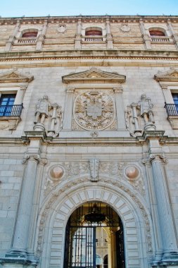 Toledo 'lu Alcazar (Alczar de Toledo, İspanya' nın Kastilya-La Mancha bölgesinin en yüksek kesiminde bulunan taş bir kaledir..