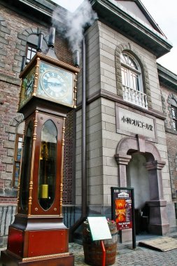 Otaru (Otaru-shi), Shiribeshi Kaymakamlığı, Hokkaido, Japonya - 5 Eylül 2009 - Otaru Buhar Saati Kulesi, her 15 dakikada bir, şehrin sembolü olarak bilinir.