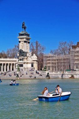 Madrid, İspanya - 16 Mart 2017 - Buen Retiro Parkı 'nın (Parque del Buen Retiro) merkezine yakın yapay göl 