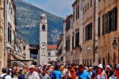 Dubrovnik, Hırvatistan - 26 Haziran 2017 - Stradun veya Placa (Stradone veya Corso), kireçtaşı döşeli yaya caddesi, Eski Kent ve ana alışveriş caddesi ve toplanma alanında yaklaşık 300 metre koşuyor