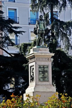 Estatua de Cervantes y la cpsula del tiempo, yazarın Plaza de las Cortes, Madrid, İspanya 'daki zaman giysisini temsil eder..