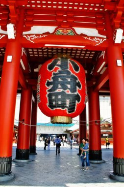 Asakusa, Tokyo, Japonya - 14 Eylül 2009 - Kırmızı Chochin Hozomon (Treasure-House Gate veya Niomon, Nio Kapısı), giriş kapılarının iç Senso-ji (Kinryu-zan Senso-ji yol açar)