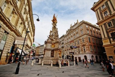 Viyana, Avusturya - 28 Haziran 2017 - Wiener Pestsaule (Veba Sütunu, Haşere Sütunu) veya Dreifaltigkeitssaule (Trinity Sütunu), Holy Trinity sütunu, şehrin iç mematlarında Graben caddesinde barok bir anıttır.