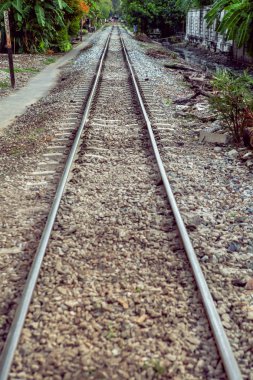 Demiryolu rayları üzerinde