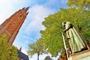 Brugge, Belçika - 06 Mayıs 2016 - Belçika 'nın kuzeyindeki Brugge kanalı boyunca turistik gezi teknesi