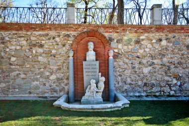 Madrid, İspanya - 16 Mart 2017 - Paseo Paraguay Plaza del Paraguay 'daki Dr. Angel Pulido Fernandez Anıtı, Buen Retiro Parkı (Parque del Buen Retiro, El Retiro))