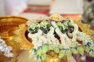 Tayland kültürel nişan töreninde gelin ve damat için Yasemin çelenk